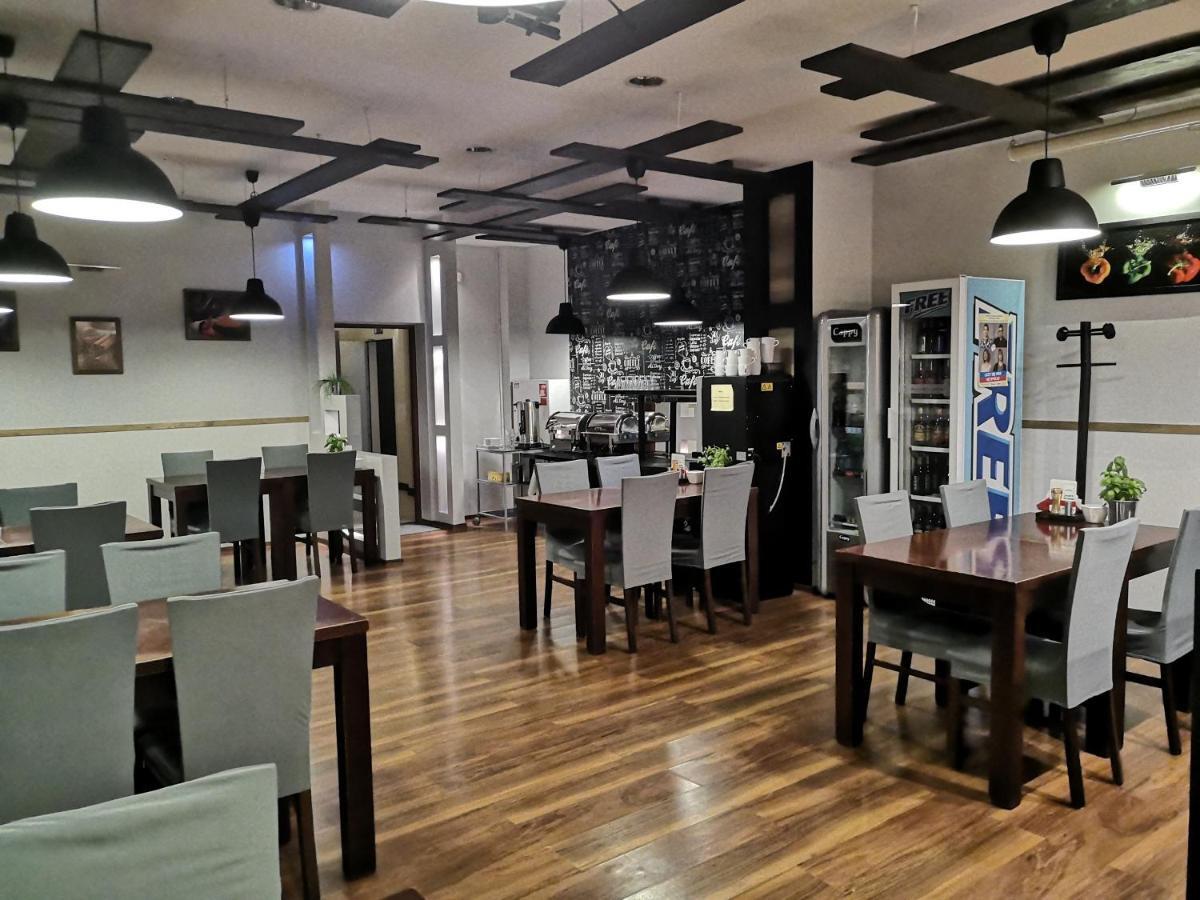 Hotel 1 Plock Ngoại thất bức ảnh