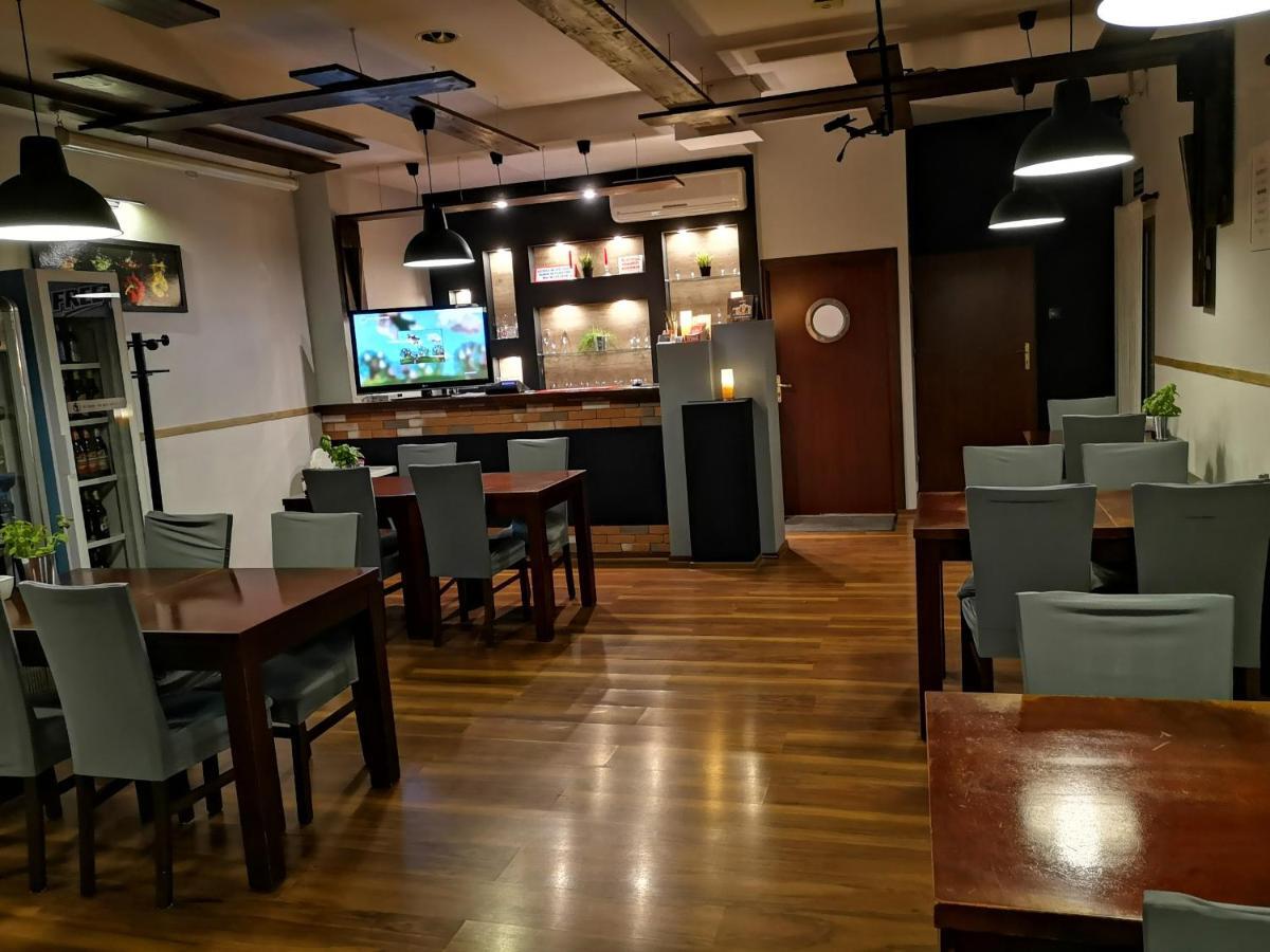 Hotel 1 Plock Ngoại thất bức ảnh